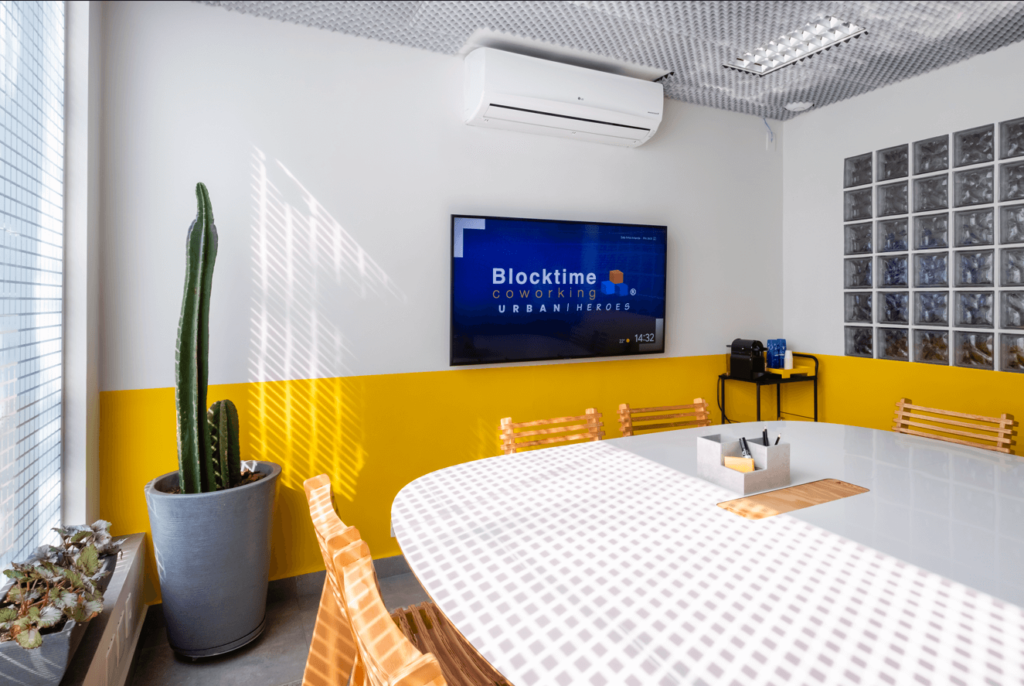 Imagem parte interna da sala de reunião da Blocktime Coworking