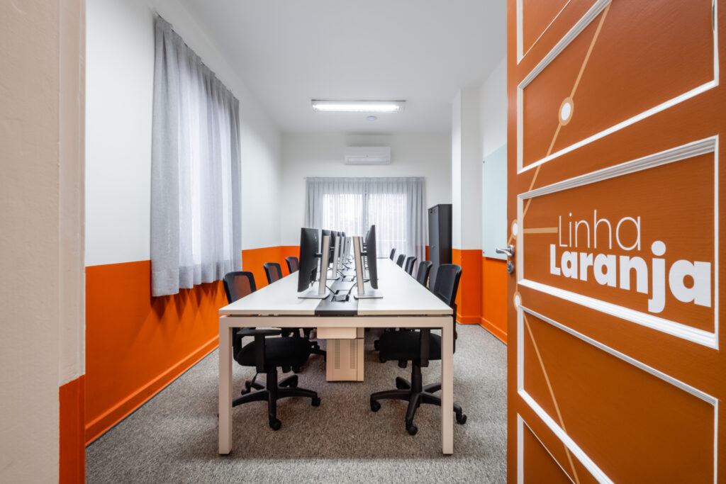 Imagem mostra espaço interno da Blocktime, unidade Urban, com decoração urbana e adesivo de estações de metrô