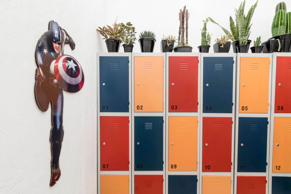 Espaço mostra espaço interno da Blocktime Coworking com desenho na porta do Capitão América