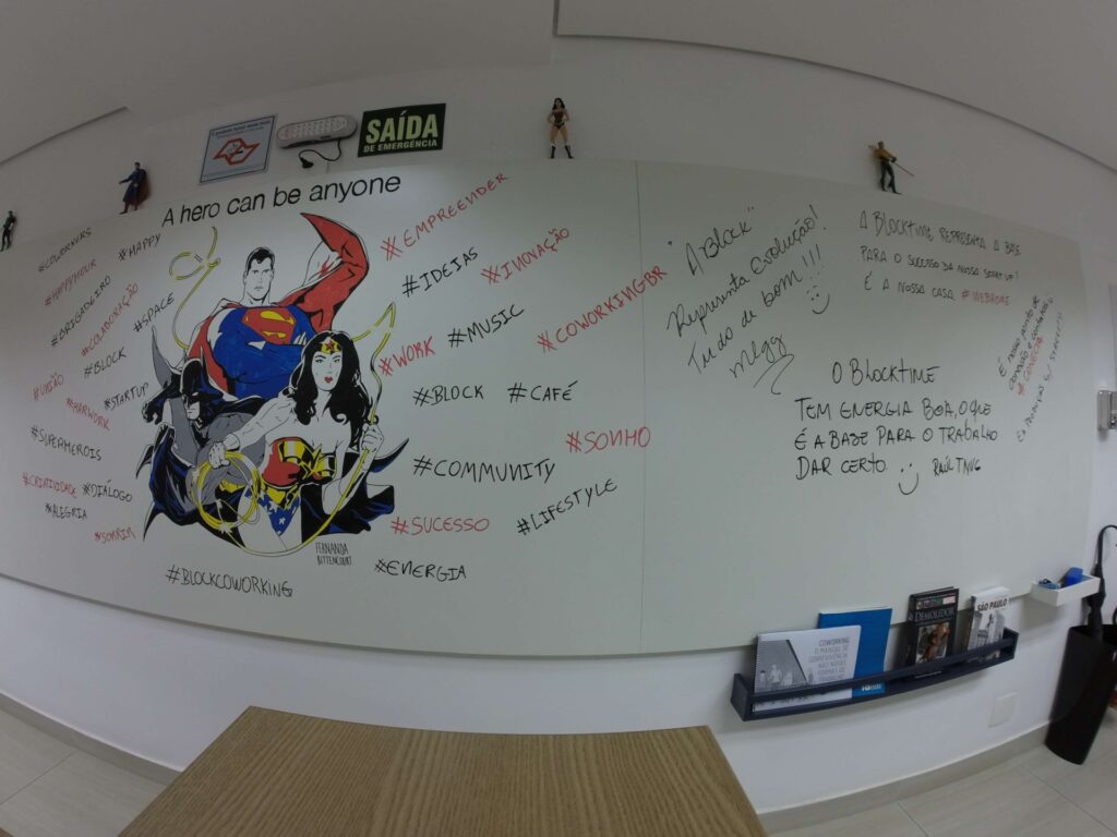 Imagem mostra lousa do espaço da Blocktime com desenho dos super heróis feito a mão