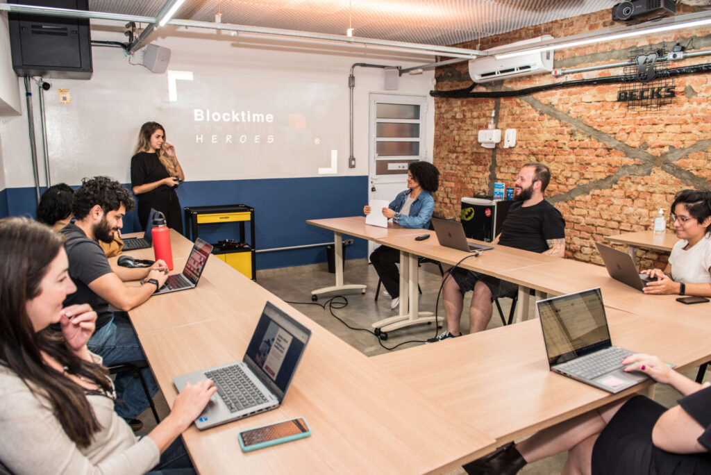 Imagem mostra pessoas diversas reunidas em uma sala de reunião no coworking em Pinheiros da Blocktime