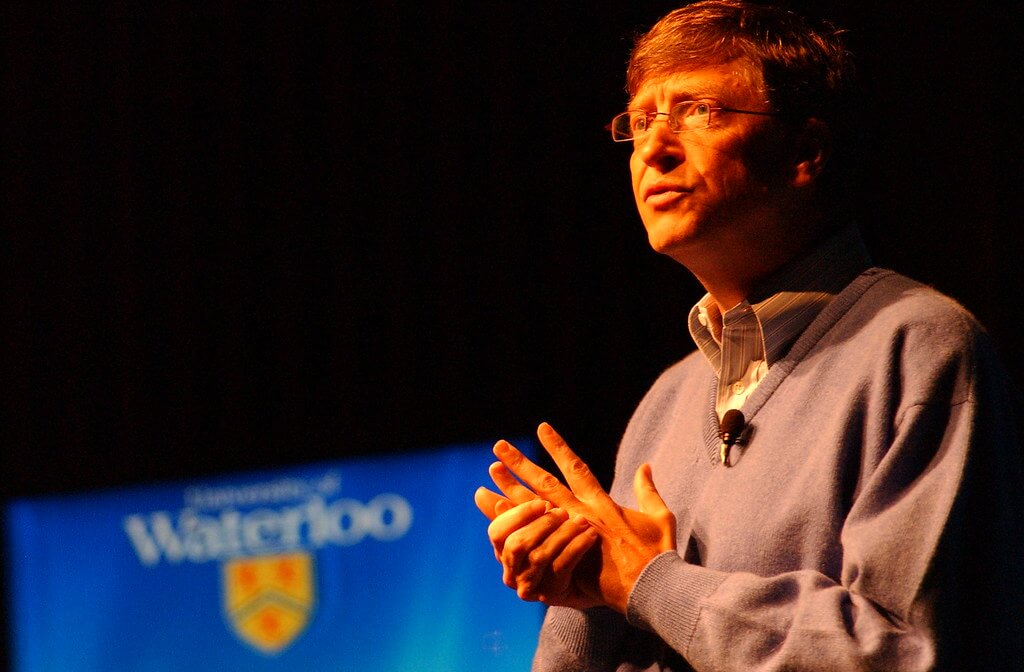 Imagem mostra Bill Gates em palestra