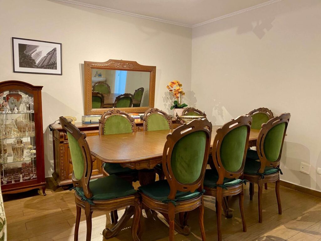 A imagem mostra a sala de estar da Blocktime Spaces, no estilo colonial 