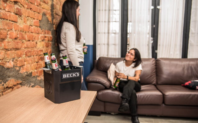 Imagem mostra pessoas interagindo, após um dia de trabalho