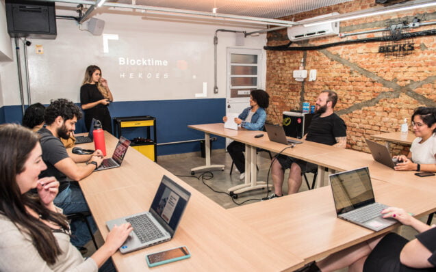 Imagem mostra pessoas reunidas em uma sala da Blocktime Coworking