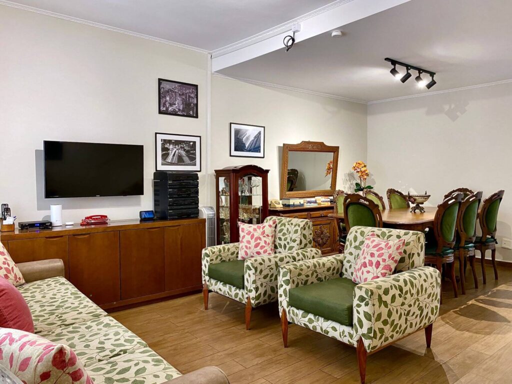 Imagem mostra sala da Blocktime Spaces com destaque para poltronas no estilo colonial