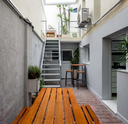 Imagem mostra espaço externo da Blocktime Coworking, espaço com mesa para almoço