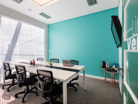 Imagem mostra uma das opções de escritório privativo na Blocktime Coworking, chamada de Linha Verde, com decoração urbana, lembrando linha do metro de São Paulo