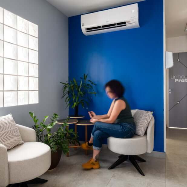 Imagem mostra mulher sentada em um espaço compartilhado da Blocktime Coworking