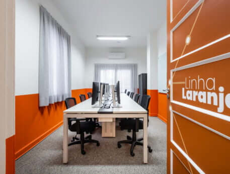 Imagem mostra uma das opções de escritório privativo na Blocktime Coworking, chamada de Linha Laranja, com decoração urbana, lembrando linha do metro de São Paulo