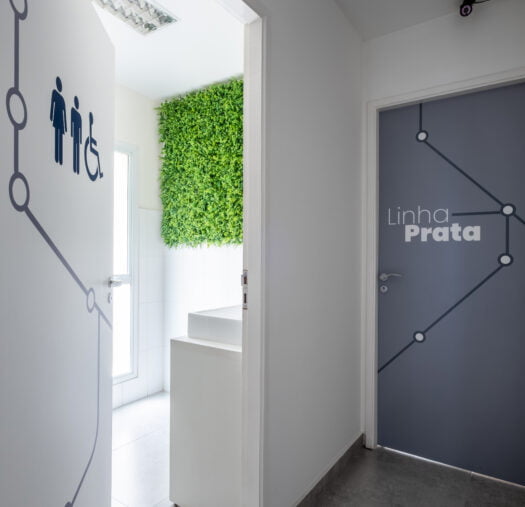 Imagem mostra espaço interno da Blocktime Coworking, unidade Urban, que possui decoração de linhas do metro de São Paulo