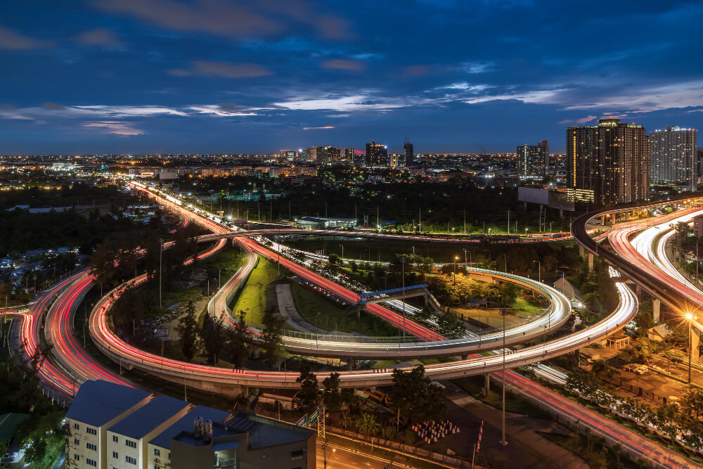 Imagem mostra cidade de São Paulo vista de cima, com muitas luzes, prédios e pontes