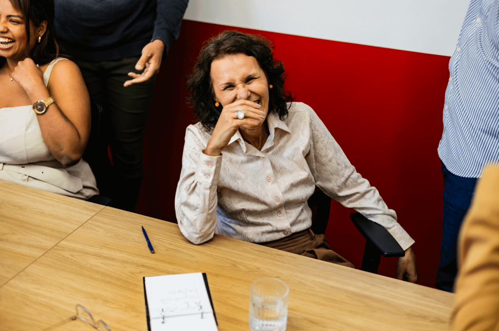 Equipe em momento descontraído promovendo saúde mental no trabalho
