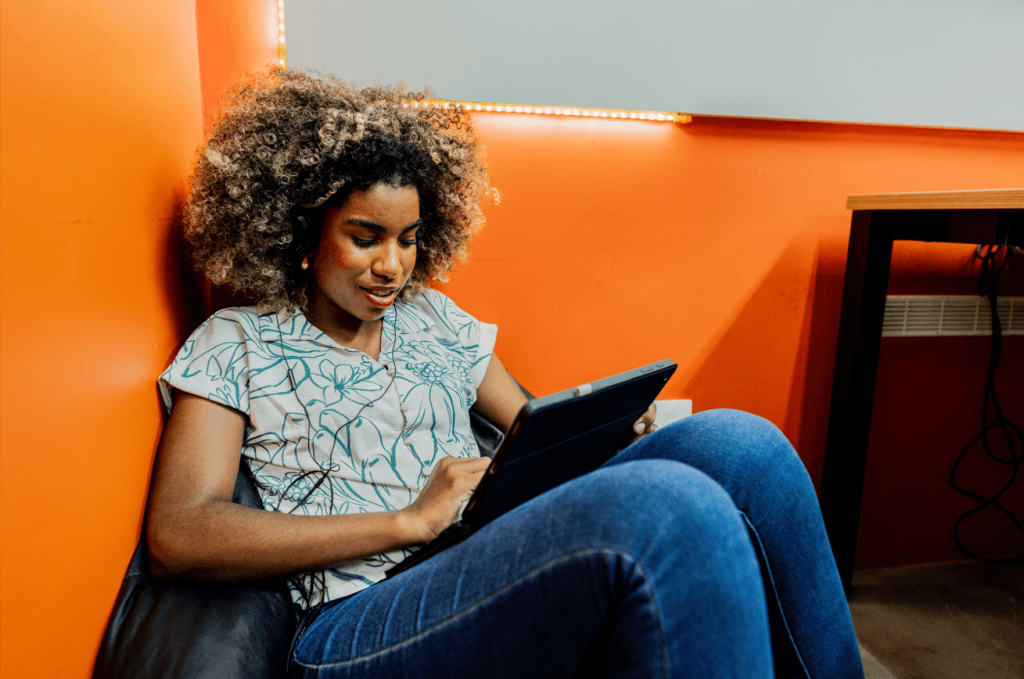 Profissional trabalhando em área de descompressão para aumentar a produtividade