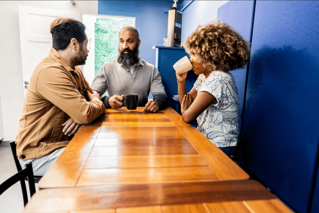 Equipe conversando em espaço de coworking para aumentar a produtividade
