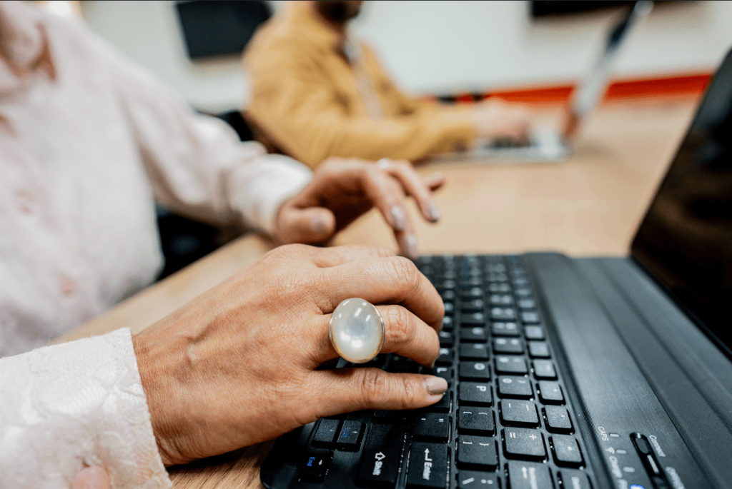 Profissional pesquisando quanto custa um coworking em São Paulo