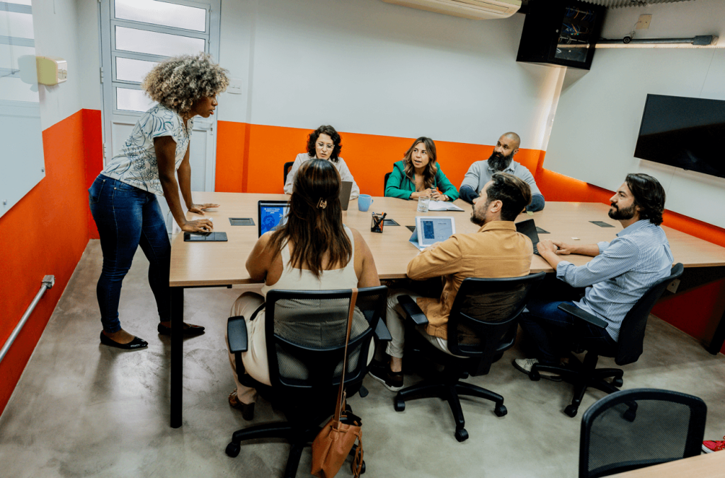 Equipe em reunião em sala de reunião em Pinheiros para empresas