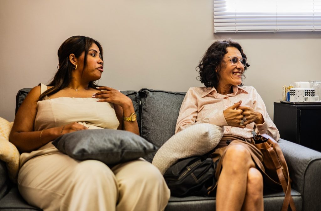 Profissionais conversando em ambiente confortável de trabalho híbrido