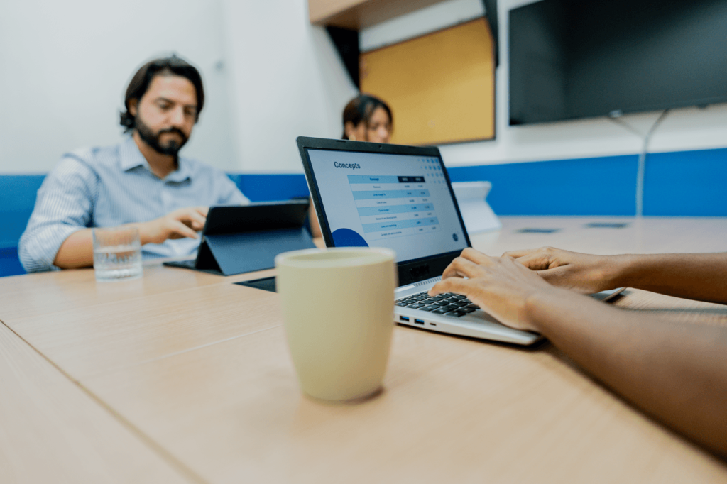 Profissionais utilizando sala para receber clientes em coworking
