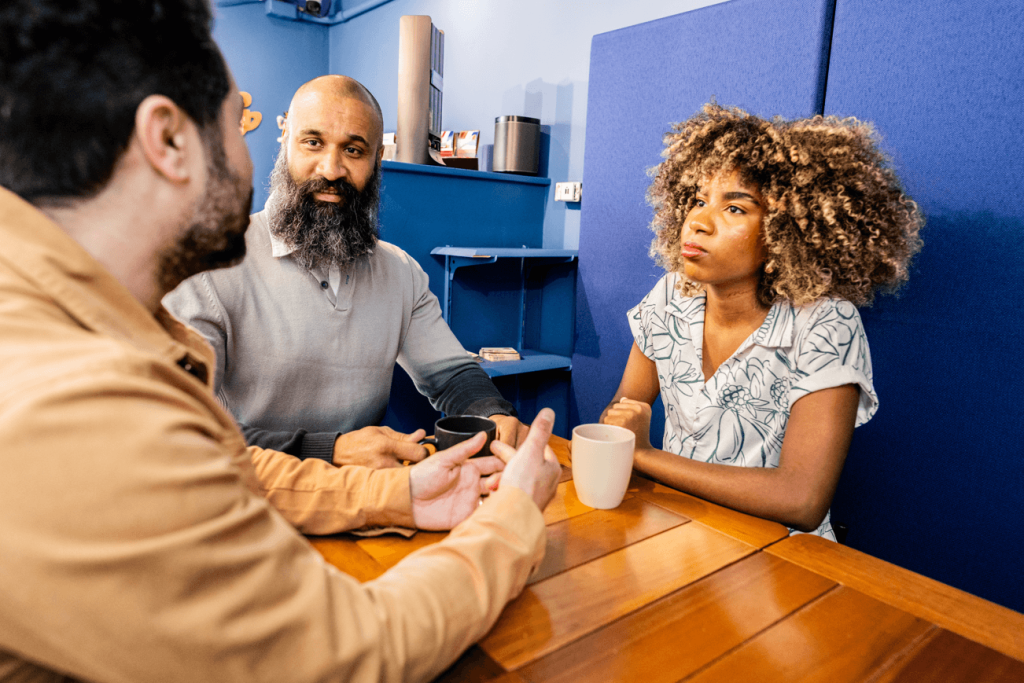 Profissionais em reunião em sala para receber clientes no coworking