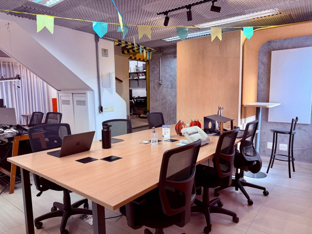 Coworking aconchegante com estações compartilhadas e cabine para chamadas