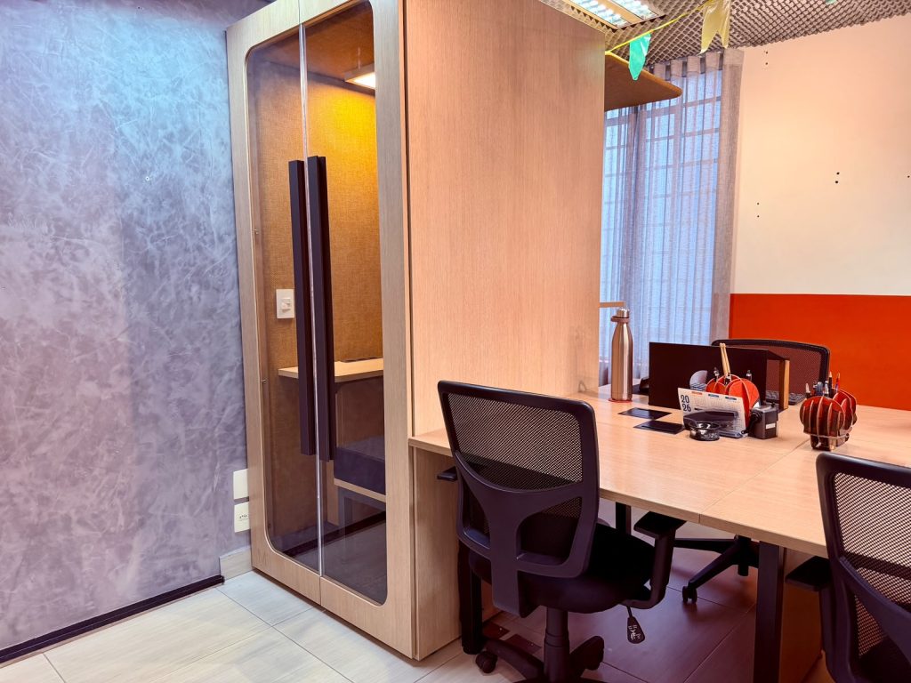 Cabine privativa para chamadas em coworking aconchegante