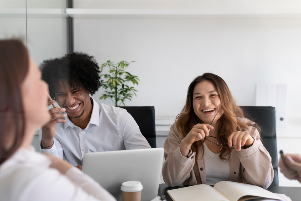 Equipe colaborando em ambiente de coworking em São Paulo durante reunião de trabalho.