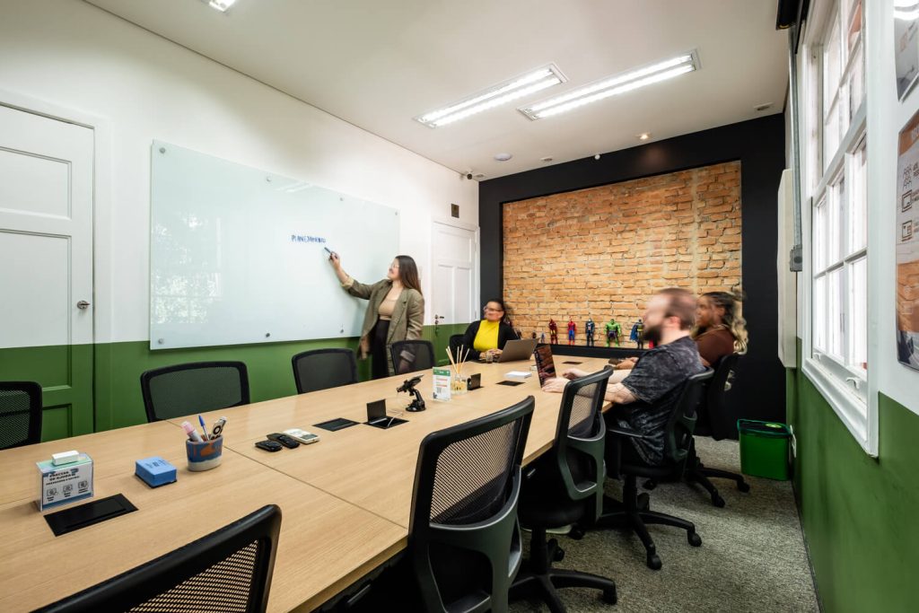 Sala de reunião da Blocktime Coworking Heroes em São Paulo, preparada para reuniões presenciais, apresentações e colaboração entre equipes.
