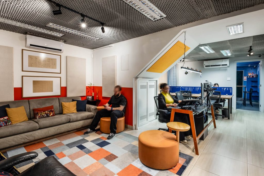 Profissionais trabalhando em ambiente compartilhado da Blocktime Coworking Heroes, em Pinheiros, São Paulo.