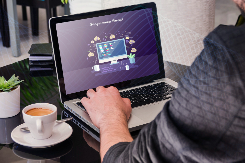 Profissionais trabalhando com tecnologia e análise de dados em computadores.