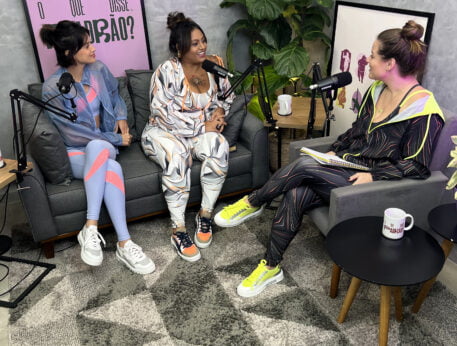 Foto de três mulheres na sala de podcasts no Blocktime Coworking.