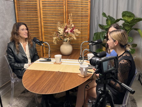 Entrevista acontecendo na sala de podcasts do Blocktime Coworking.