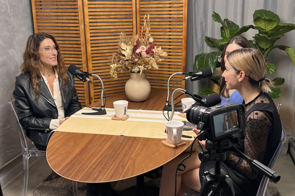 Entrevista acontecendo na sala de podcasts do Blocktime Coworking.