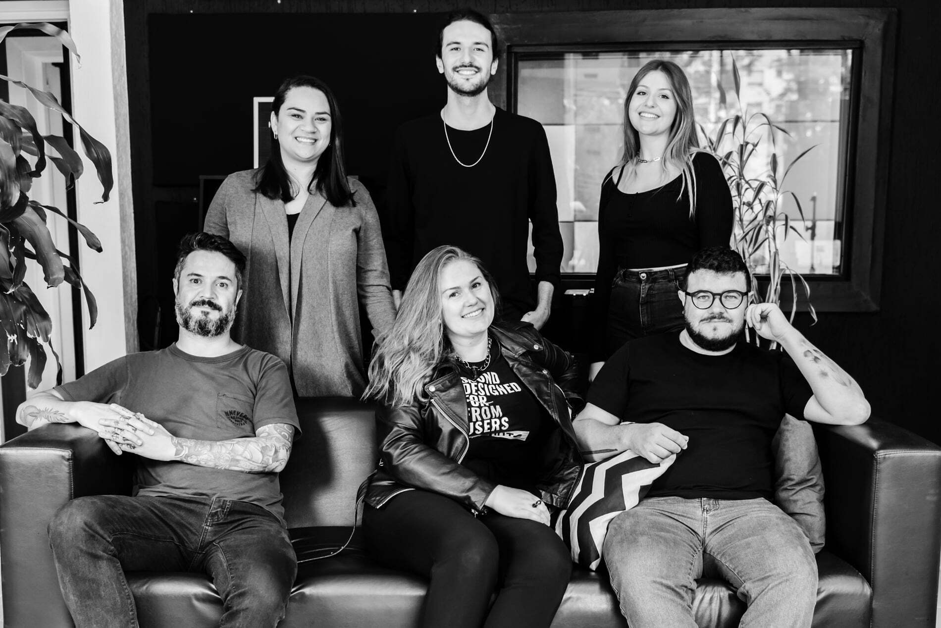 Foto em preto e branco da equiope de parceiros que tornou a realização da sala de podcasts possível.