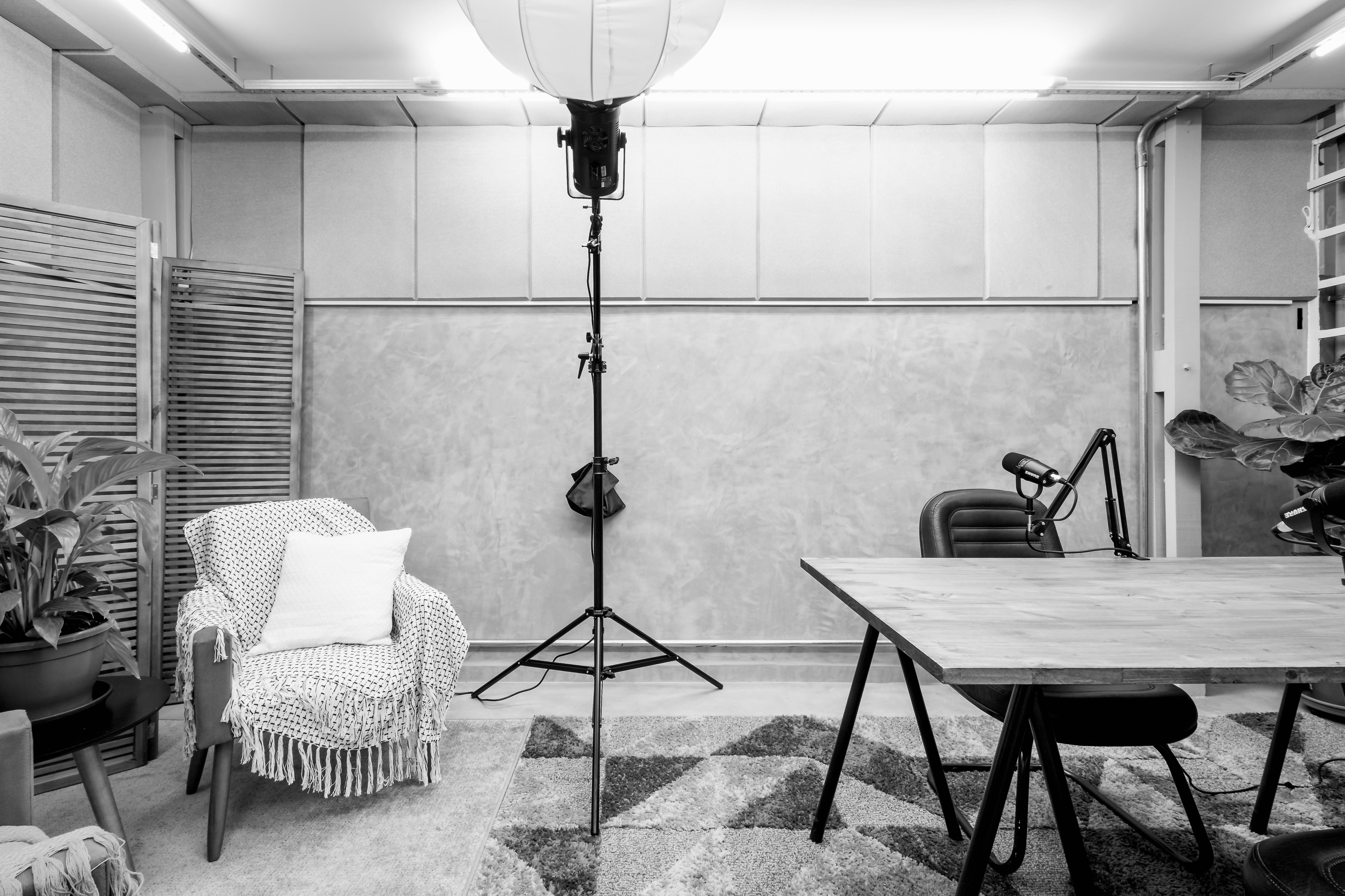 Foto em preto e branco da sala de podcasts.