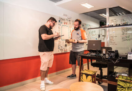 Imagem mostra um homem branco recebendo suas correspondências fiscais na recepção da Blocktime Coworking