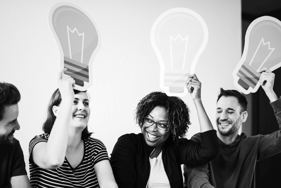Imagem mostra várias pessoas, com uma ilustração de lâmpada acima da cabeça, passando a mensagem de ideia.