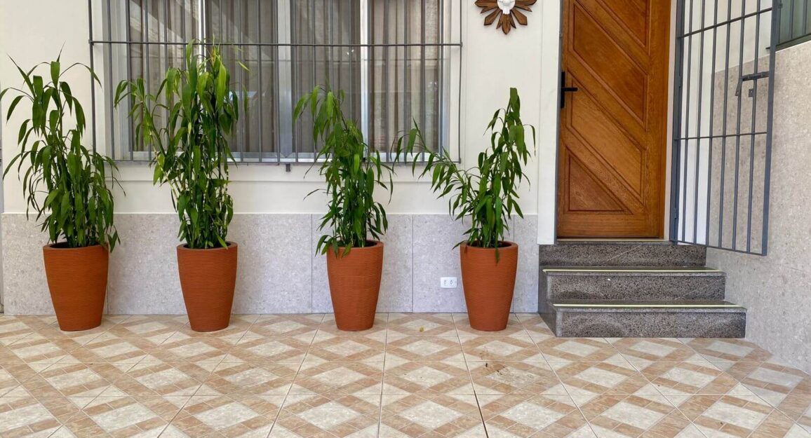 A imagem mostra a entrada da casa Blocktime Spaces, apresentando a fachada