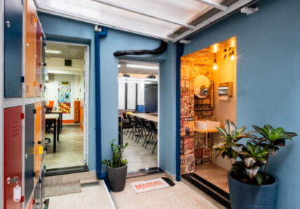 Espaço Blocktime Coworking, unidade Heroes. Parte de baixo, mostrando área externa colorida.
