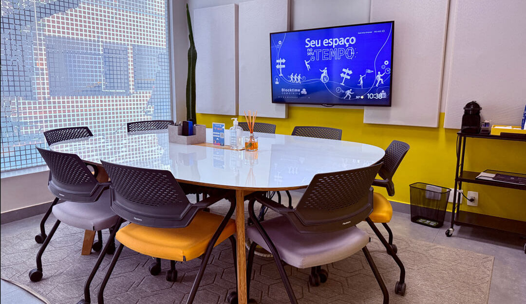 Imagem mostra espaço interno de Escritório Privativo na unidade da Blocktime Coworking, com TV, mesa, cadeiras e toda estrutura