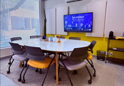 Imagem mostra espaço interno de Escritório Privativo na unidade da Blocktime Coworking, com TV, mesa, cadeiras e toda estrutura