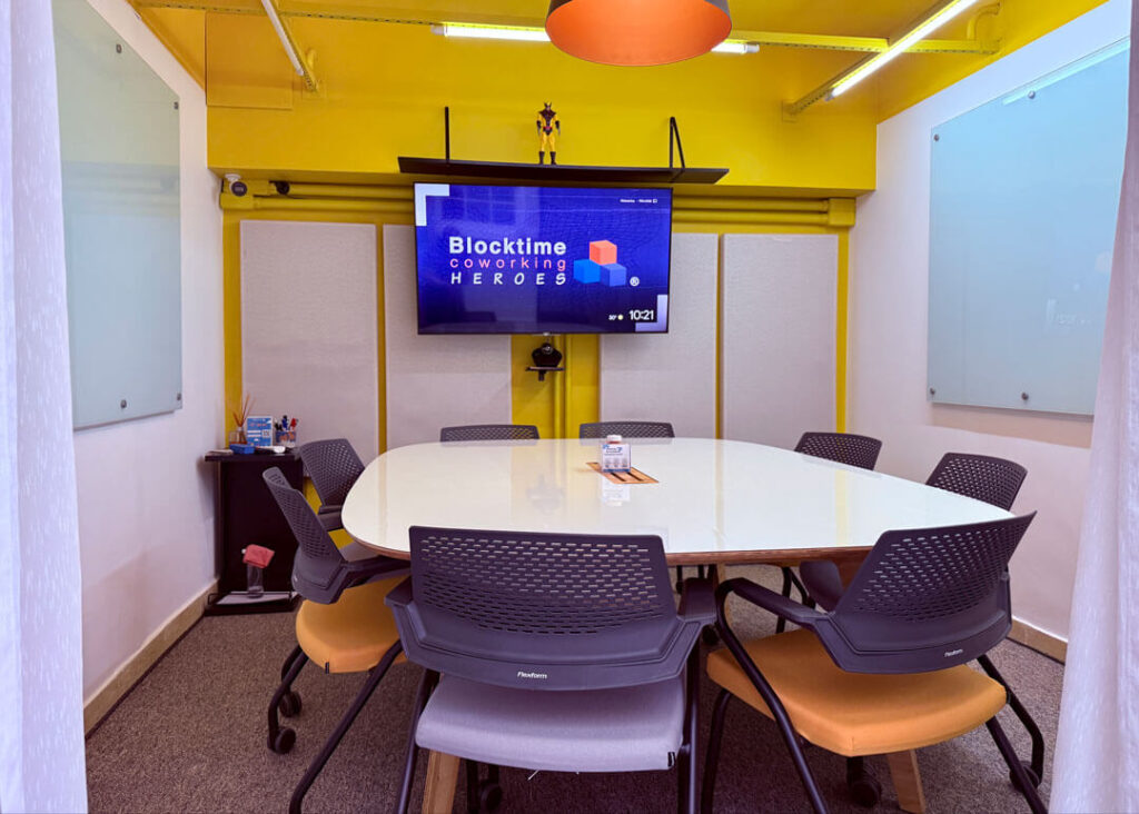 Imagem mostra espaço interno de Escritório Privativo na unidade da Blocktime Coworking, com TV, mesa, cadeiras e toda estrutura