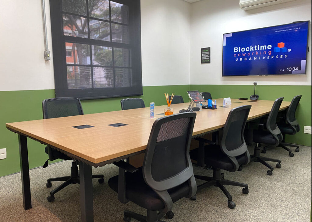 Imagem mostra ambiente interno de Escritório Privativo na unidade da Blocktime Coworking. Sala com detalhes em verde é chamada de Hulk.