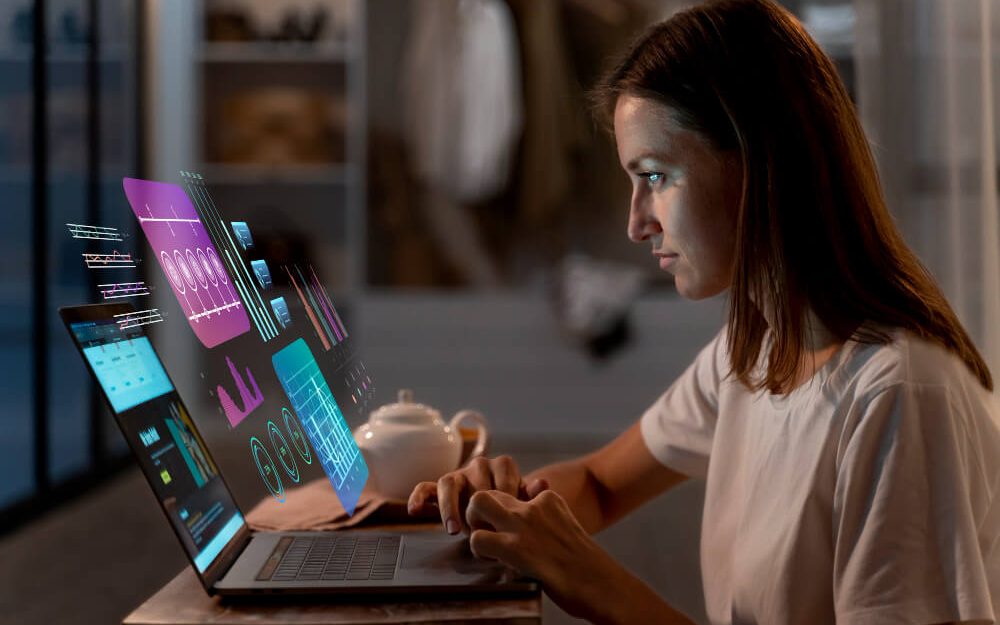 Imagem mostra mulher olhando para tela do computador