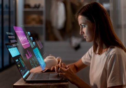 Imagem mostra mulher olhando para tela do computador