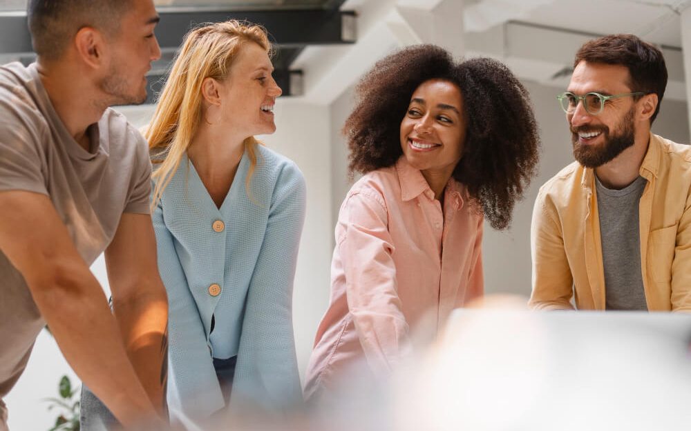Imagem mostra pessoas diversas conversando em escritório