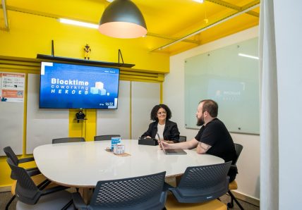 Imagem mostra espaço da blocktime coworking com móveis para uma reunião perfeita