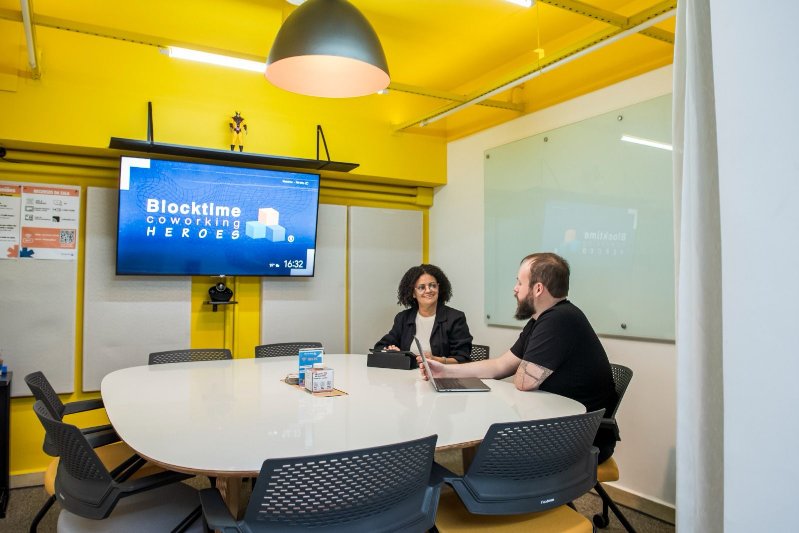 Imagem mostra espaço da blocktime coworking com móveis para uma reunião perfeita