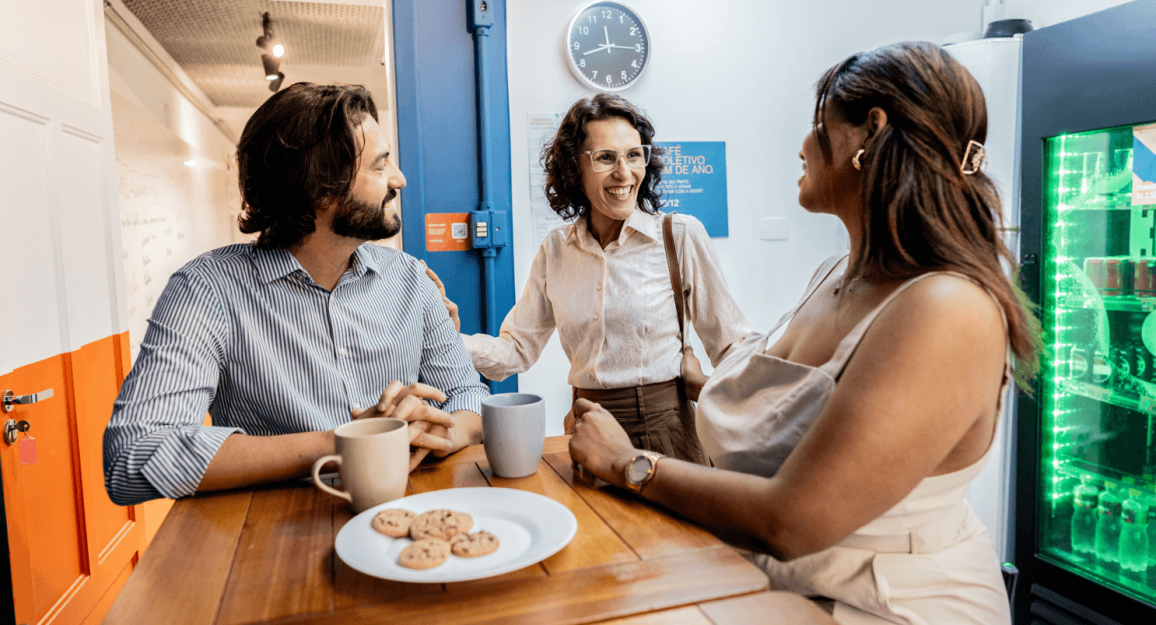 Profissionais conversando em coworking como alternativa ao home office