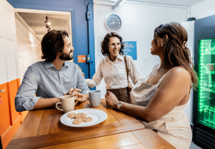 Profissionais conversando em coworking como alternativa ao home office